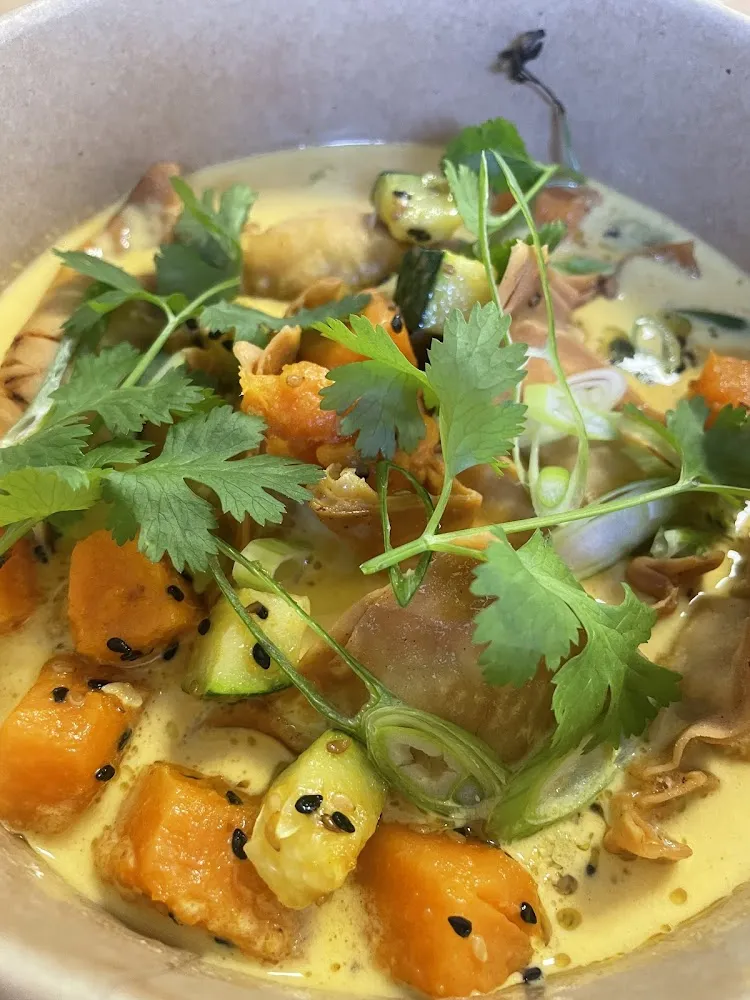 Raviolis Frits Aux Saumons Et Bouillon Coco Curry Jaune